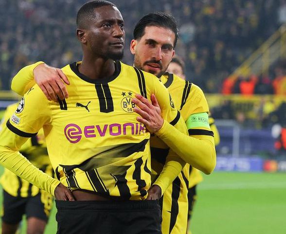 多特蒙德主场大捷,球员赛后激动庆祝胜利,城市工具您的时间然后.